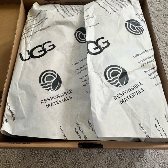 ***NEW***Ugg Tazz platform women’s size 8. - Picture 11 of 12